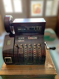 Historische Registrierkasse im Laden des Fuhrmanns Hofs